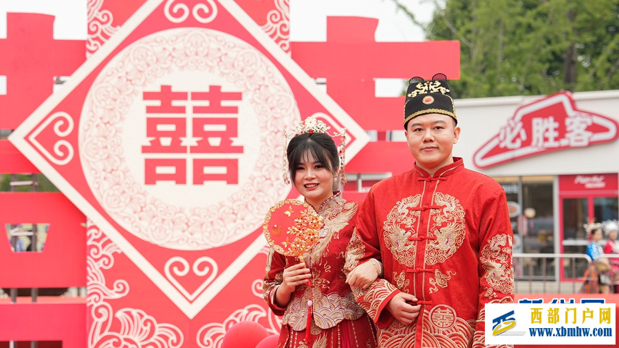 缘定七夕 70对新人在贵阳天河潭景区举行集体婚礼(图3) 缘定七夕 70对新人在贵阳天河潭景区举行集体婚礼(图3)