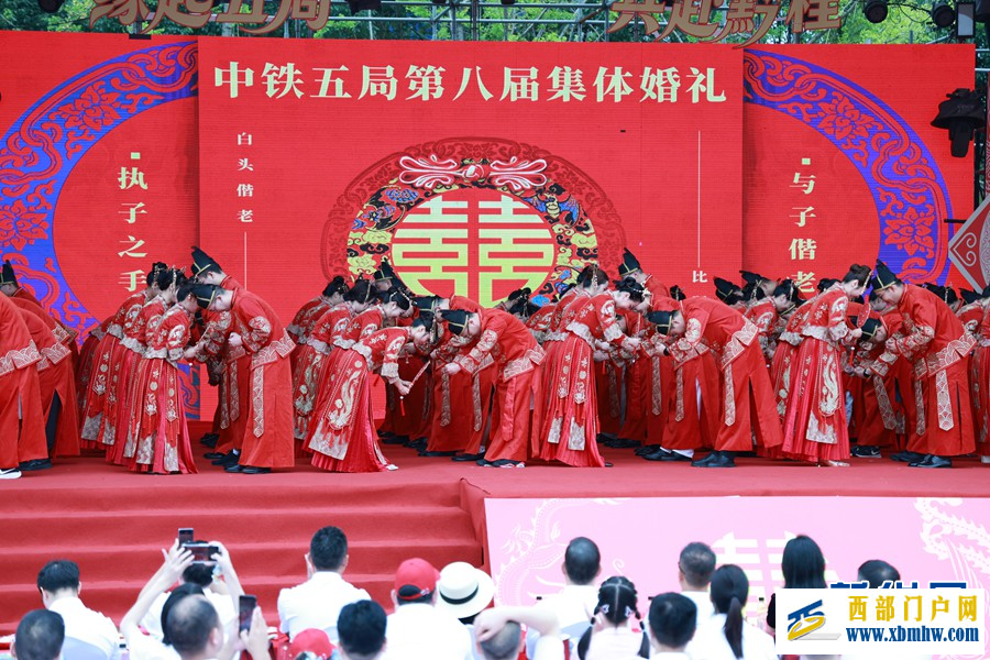 缘定七夕 70对新人在贵阳天河潭景区举行集体婚礼(图5) 缘定七夕 70对新人在贵阳天河潭景区举行集体婚礼(图5)