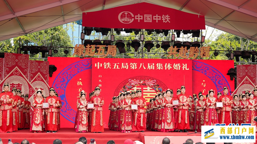 缘定七夕 70对新人在贵阳天河潭景区举行集体婚礼(图7) 缘定七夕 70对新人在贵阳天河潭景区举行集体婚礼(图7)