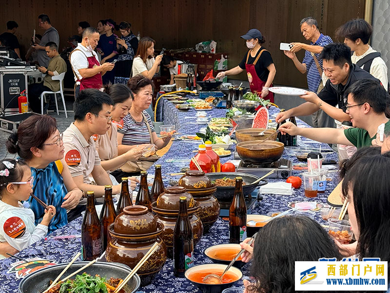 “贵州火锅江湖·飞山街火锅局”活动在贵阳云岩举行(图1) “贵州火锅江湖·飞山街火锅局”活动在贵阳云岩举行(图1)
