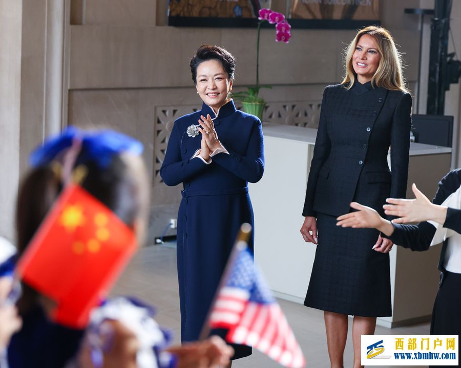 彭丽媛同美国总统特朗普夫人梅拉尼娅参观国立亚洲艺术博物馆(图2)