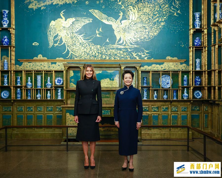 彭丽媛同美国总统特朗普夫人梅拉尼娅参观国立亚洲艺术博物馆(图1)
