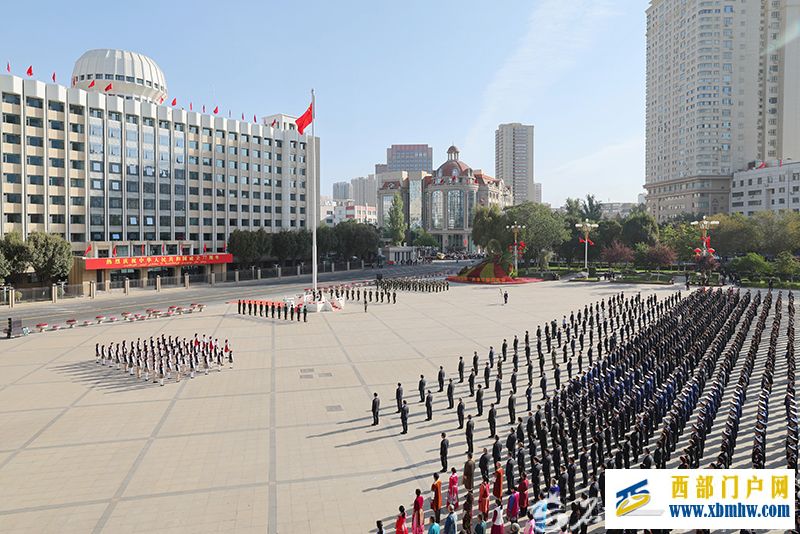 庆祝中华人民共和国成立77周年 新疆自治区隆重举行升国旗仪式(图1) 庆祝中华人民共和国成立77周年 新疆自治区隆重举行升国旗仪式(图1)