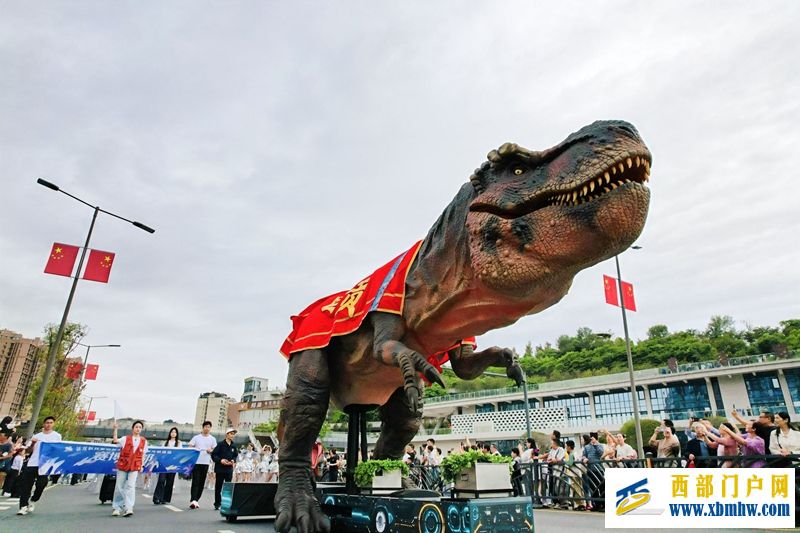 国庆首日，四川自贡全城都在追“恐龙”(图2)