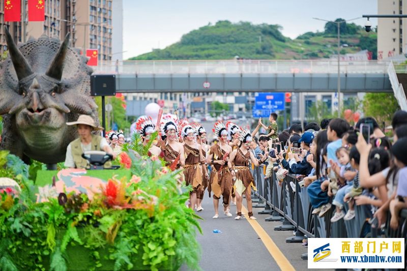国庆首日，四川自贡全城都在追“恐龙”(图4)