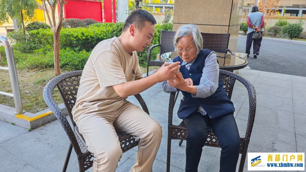 年轻人住进养老院:“代际共居”带来哪些新变化(图2) 年轻人住进养老院:“代际共居”带来哪些新变化(图2)